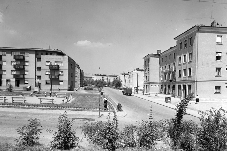 Petőfi tér, balra Fekete Géza Bányász c. szobra, szemben a Móricz Zsigmond utca a Pécsi út felől nézve.